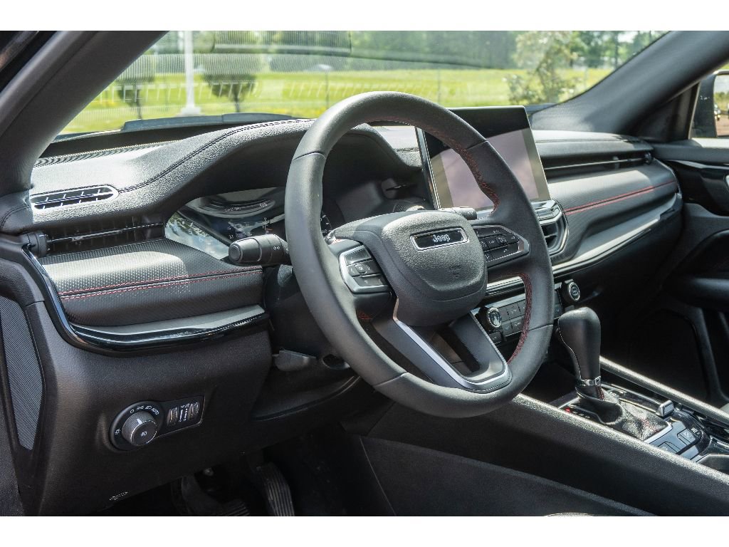 Used 2025 Jeep Compass Trailhawk image 11