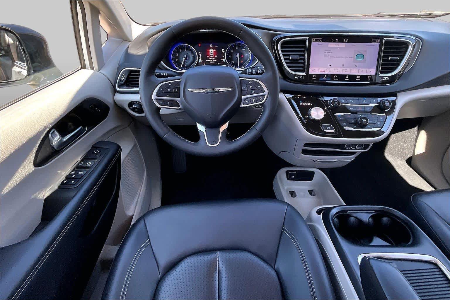 Used 2024 Chrysler Pacifica Touring-L FWD image 6
