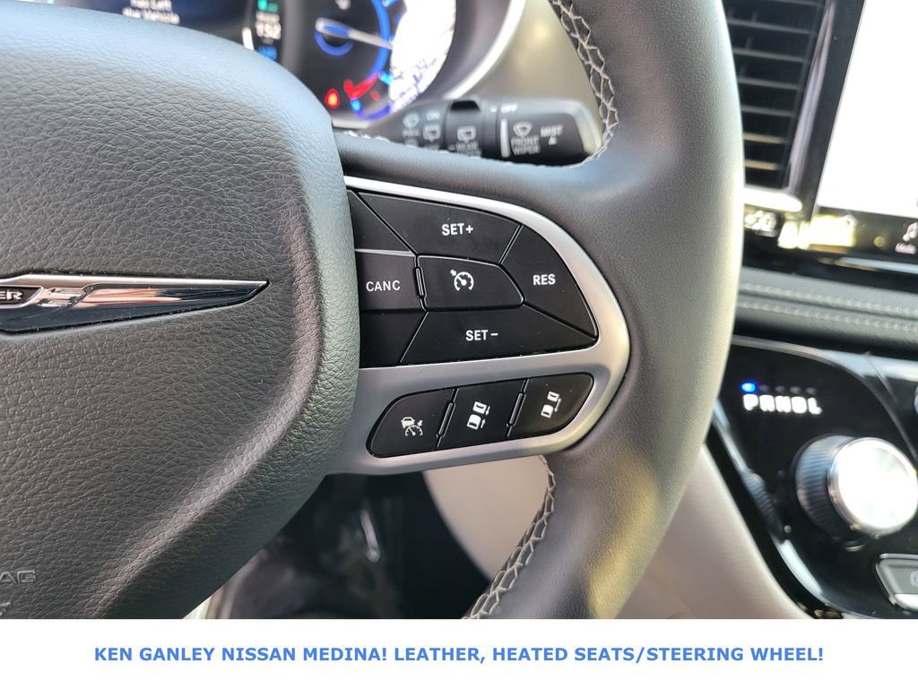 Used 2023 Chrysler Pacifica Touring-L image 32