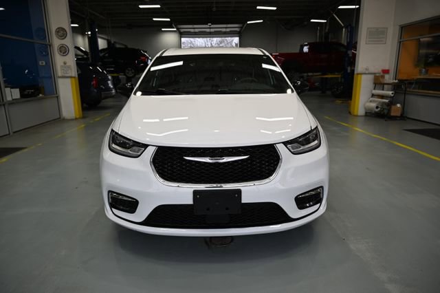 Used 2025 Chrysler Pacifica Select image 2