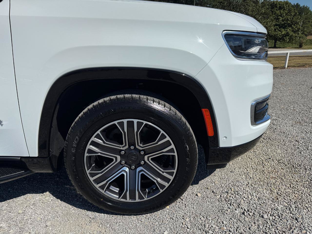 Used 2024 Jeep Wagoneer L Series II w/ Flexible Seating Group RWD image 7
