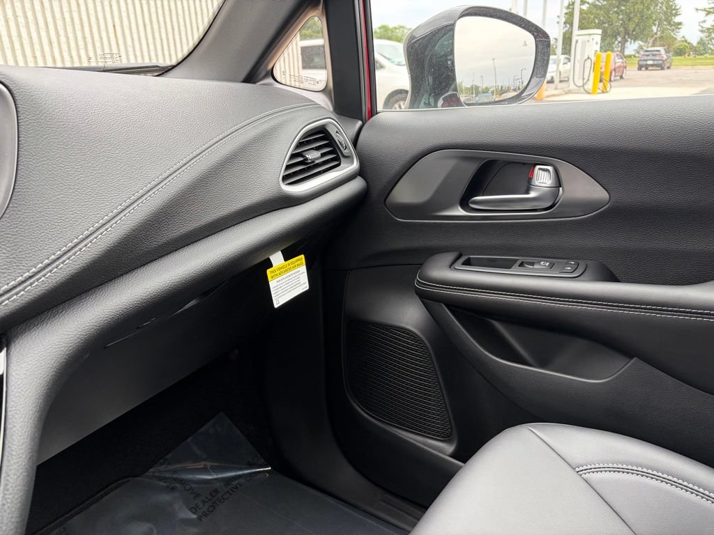New 2026 Chrysler Pacifica Select AWD/4WD image 32
