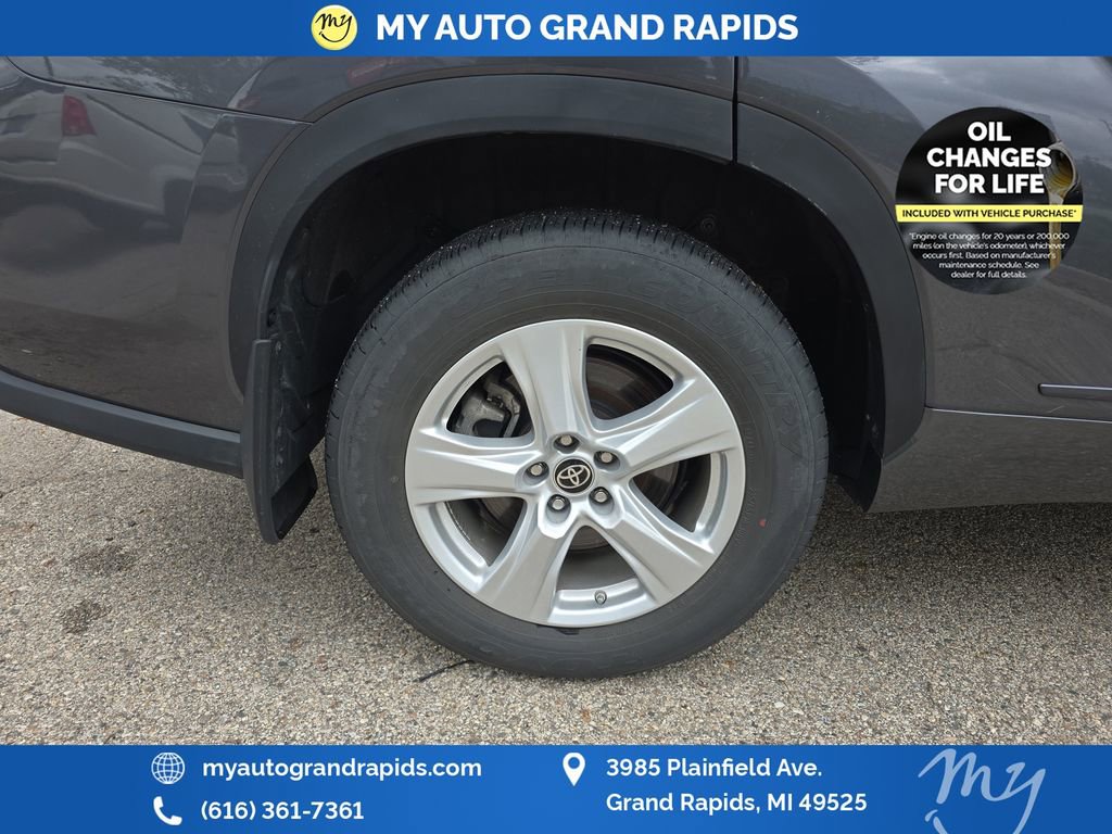 Used 2023 Toyota Highlander LE AWD/4WD image 33