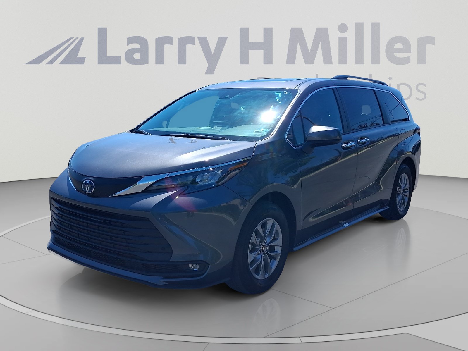 Certified 2025 Toyota Sienna XLE FWD image 1