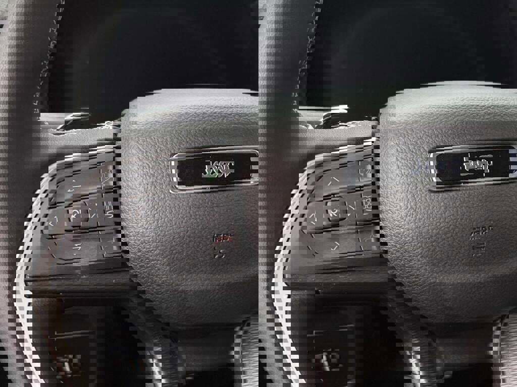 New 2025 Jeep Grand Cherokee L Laredo image 39