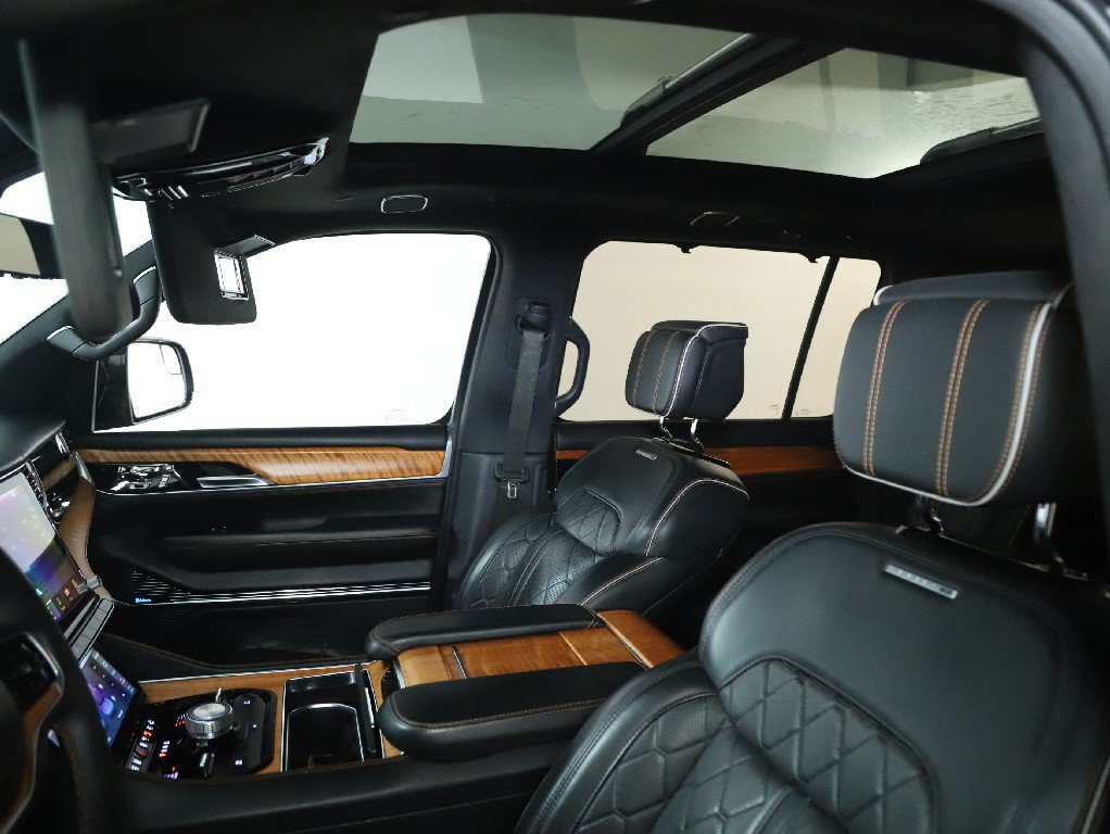 Used 2022 Jeep Grand Wagoneer Series III AWD/4WD image 24