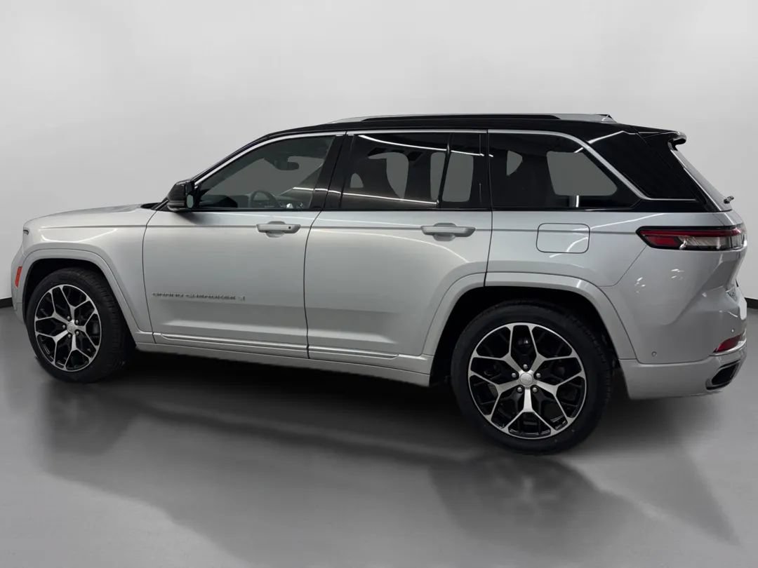 Used 2023 Jeep Grand Cherokee Summit AWD/4WD image 5