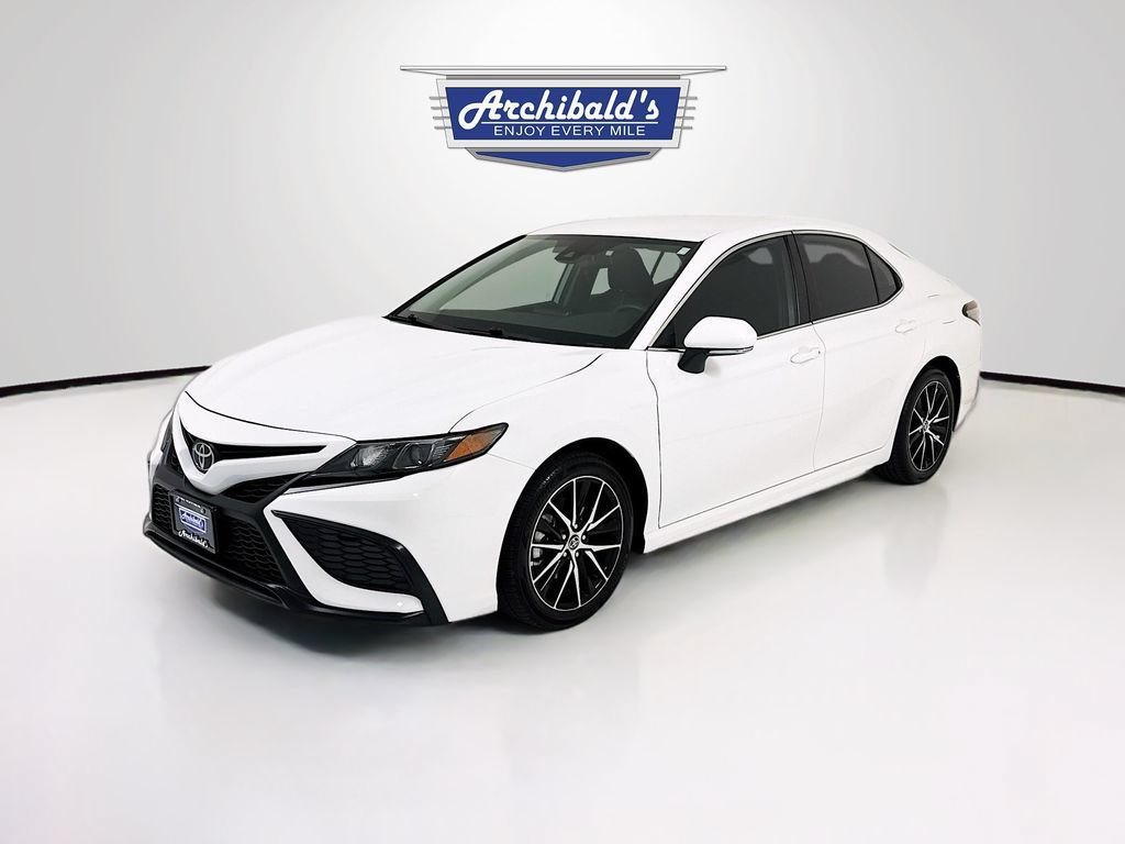 Used 2023 Toyota Camry SE FWD image 3