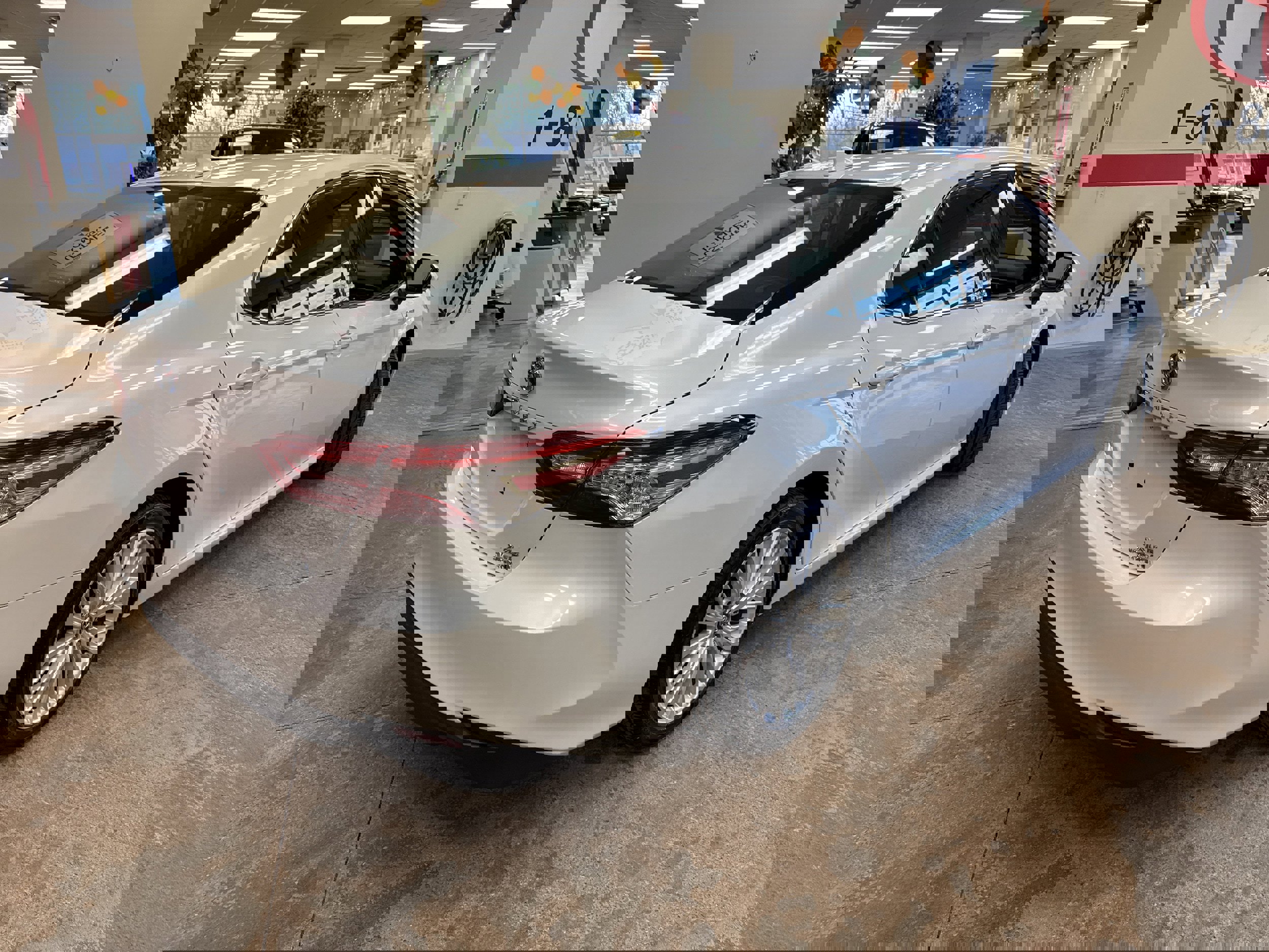 Used 2020 Toyota Camry XLE image 11