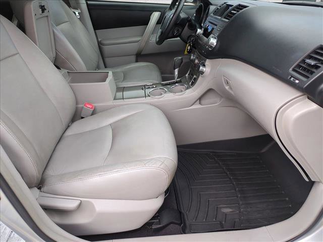 Used 2011 Toyota Highlander SE w/ Tow Pkg image 18