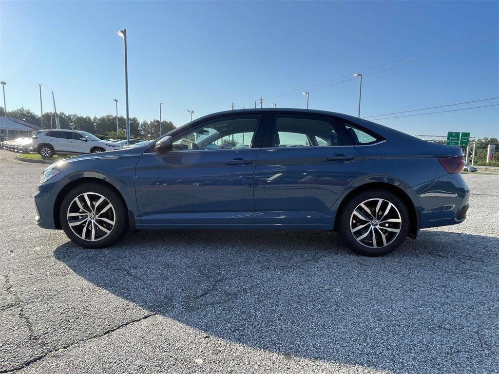 Used 2025 Volkswagen Jetta SE FWD image 8