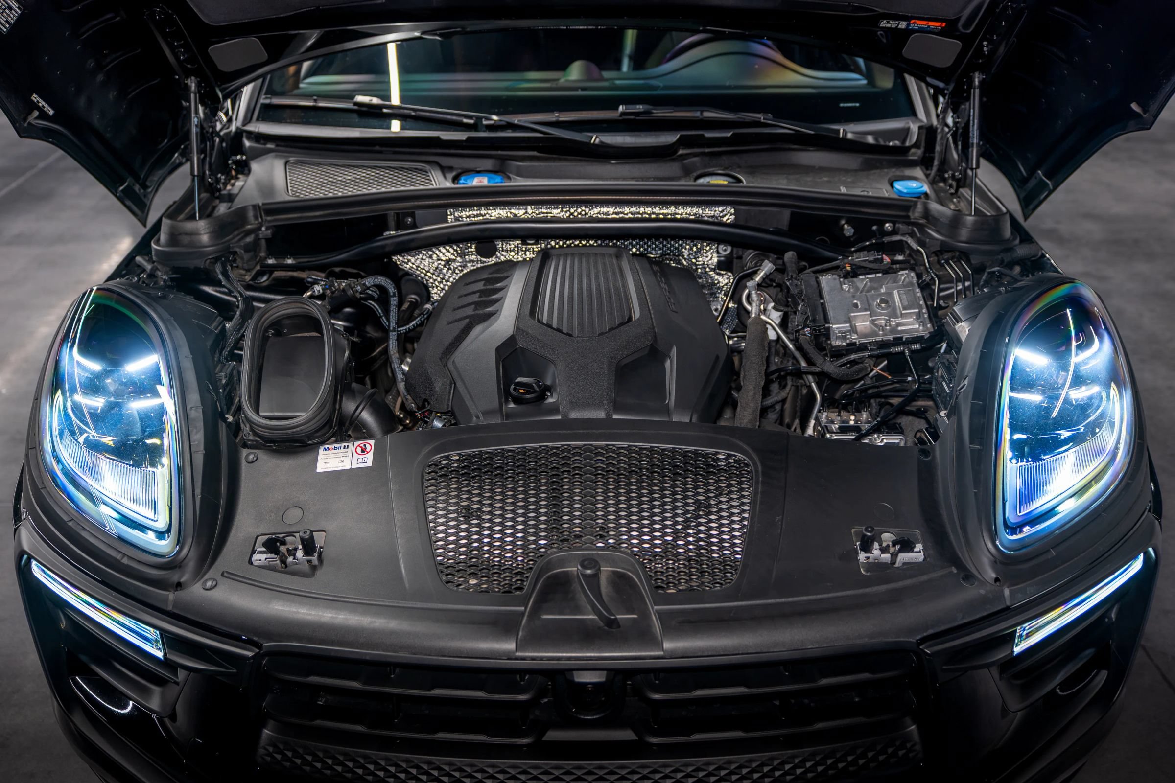 Used 2024 Porsche Macan AWD/4WD image 28
