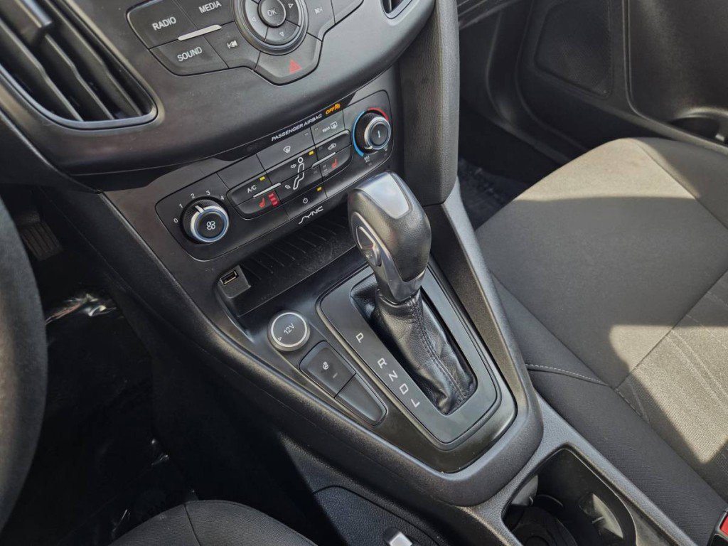 Used 2015 Ford Focus SE w/ SE Cold Weather Package FWD image 20