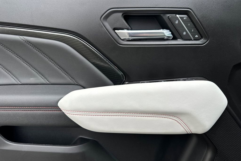 New 2026 GMC Canyon AT4X w/ AT4X AEV Edition AWD/4WD image 9