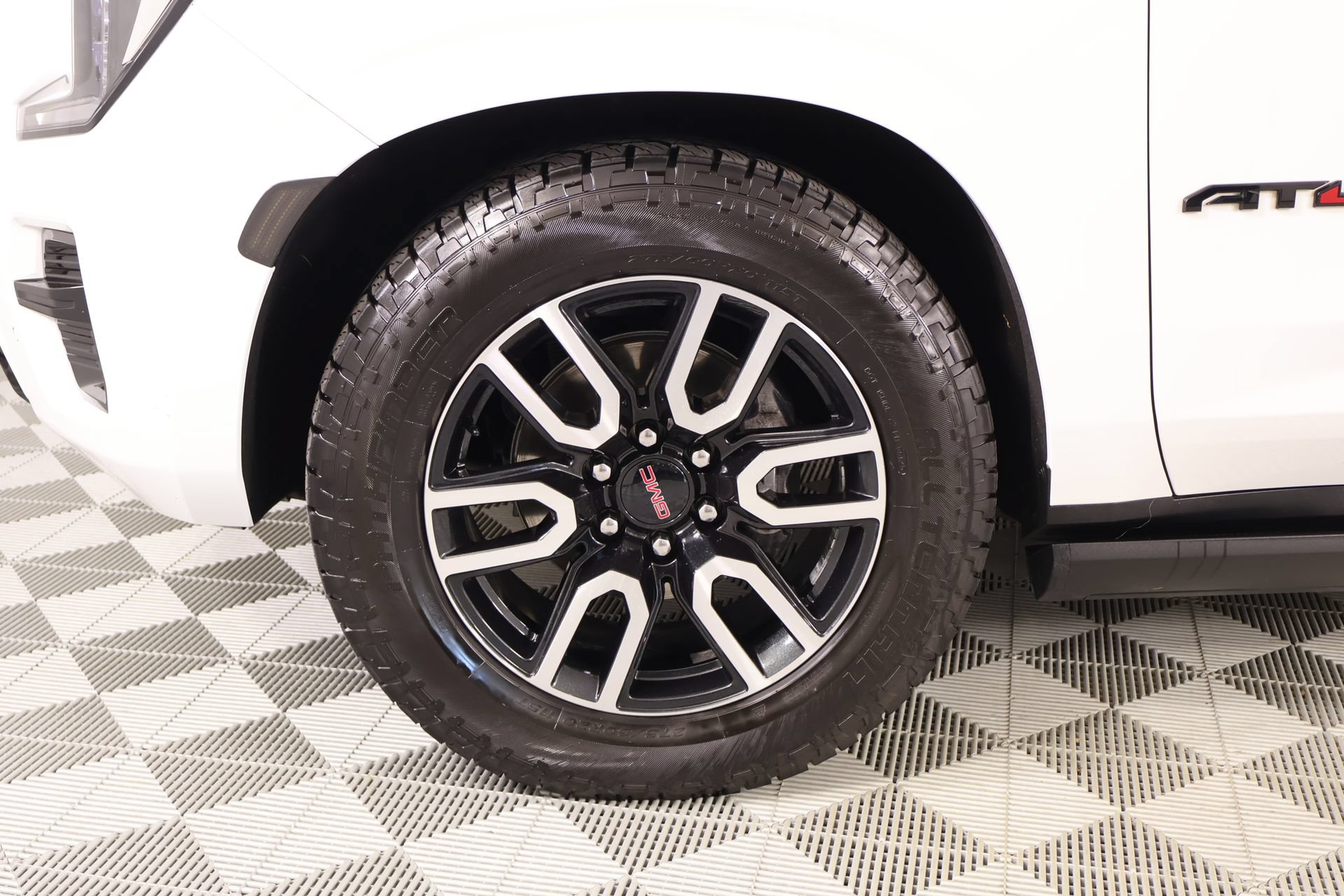 Used 2023 GMC Yukon XL AT4 w/ AT4 Premium Plus Package AWD/4WD image 19