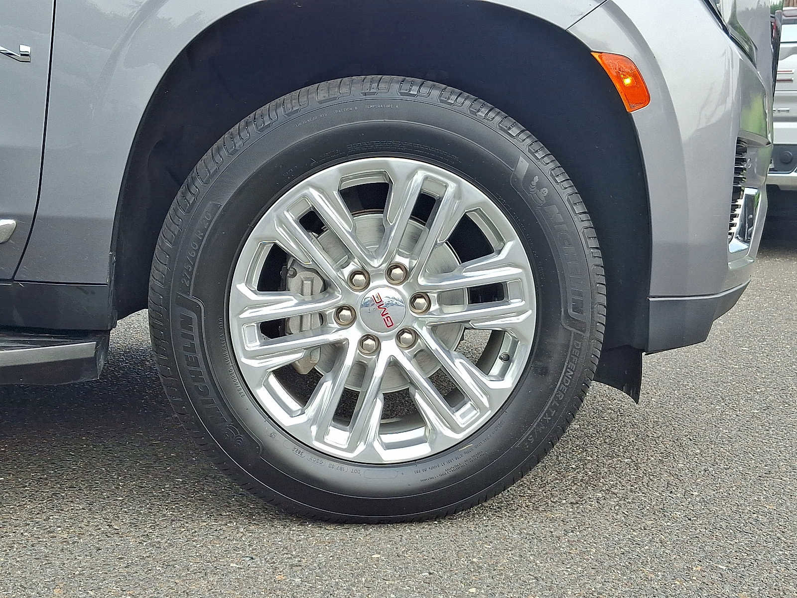 Used 2022 GMC Yukon SLT w/ SLT Premium Package image 9