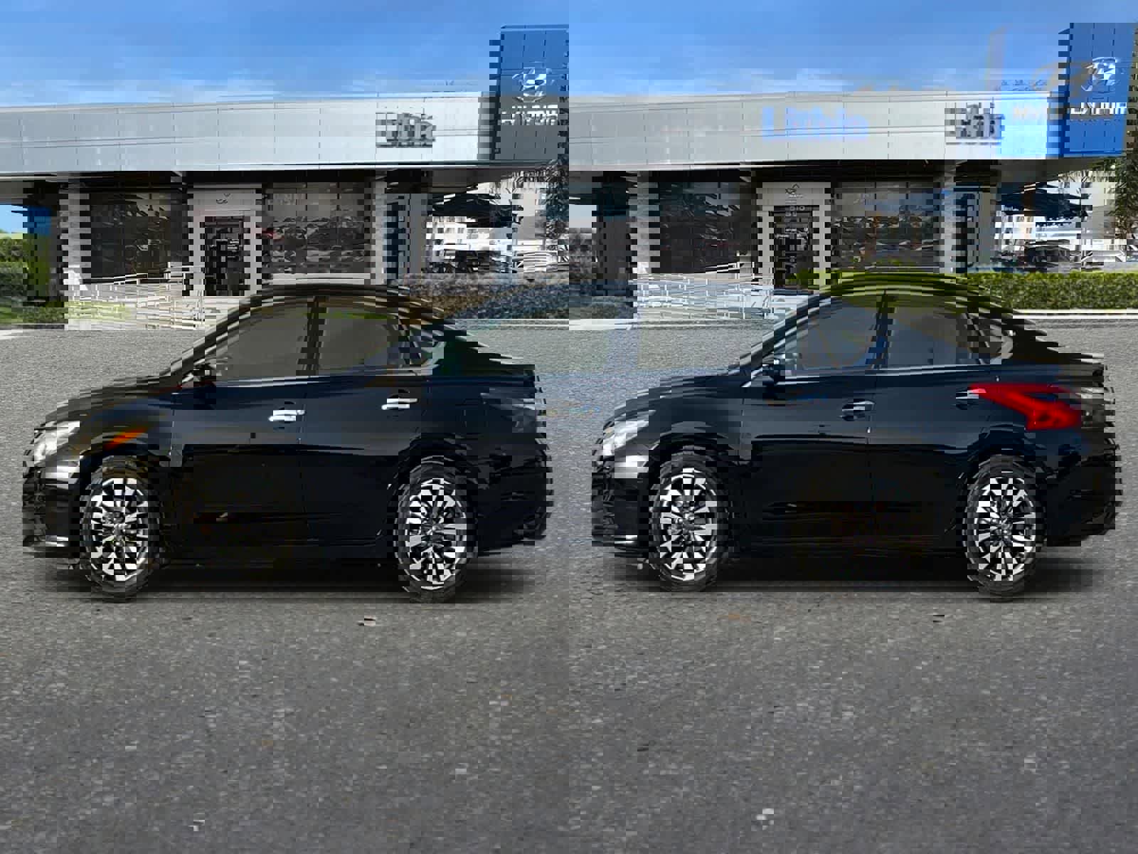 Used 2017 Nissan Altima 2.5 SV w/ Interior Lighting Package image 6