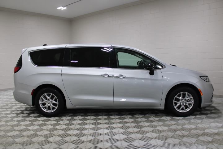 Used 2024 Chrysler Pacifica Touring-L image 12