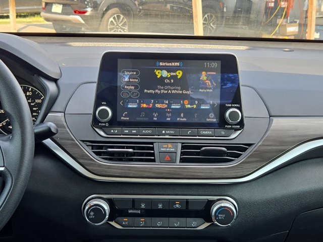 Used 2025 Nissan Altima 2.5 SV FWD image 15