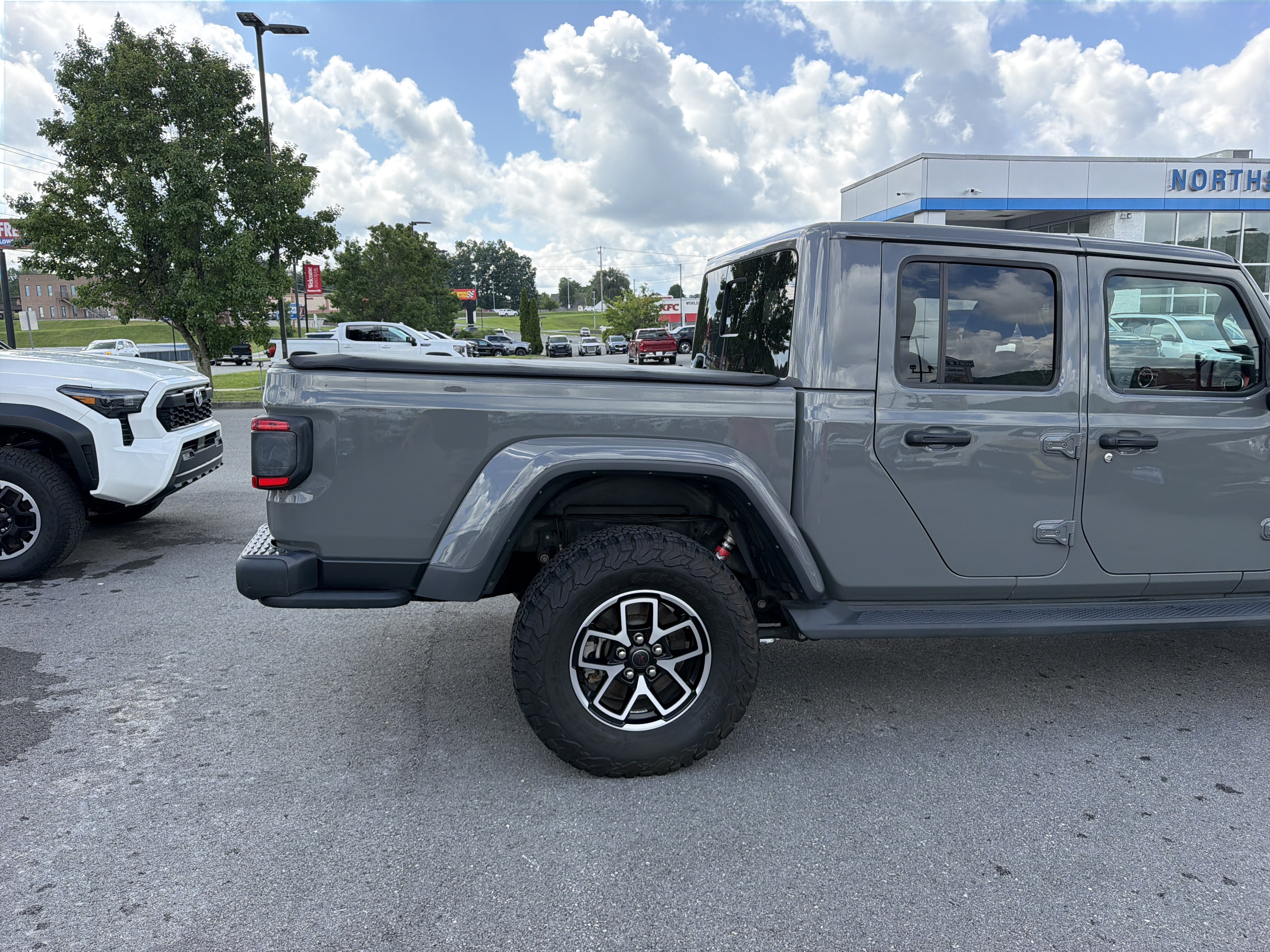 Used 2022 Jeep Gladiator Rubicon w/ LED Lighting Group AWD/4WD image 6