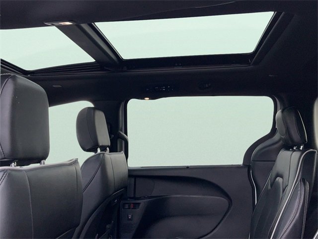 Used 2025 Chrysler Pacifica Limited image 16