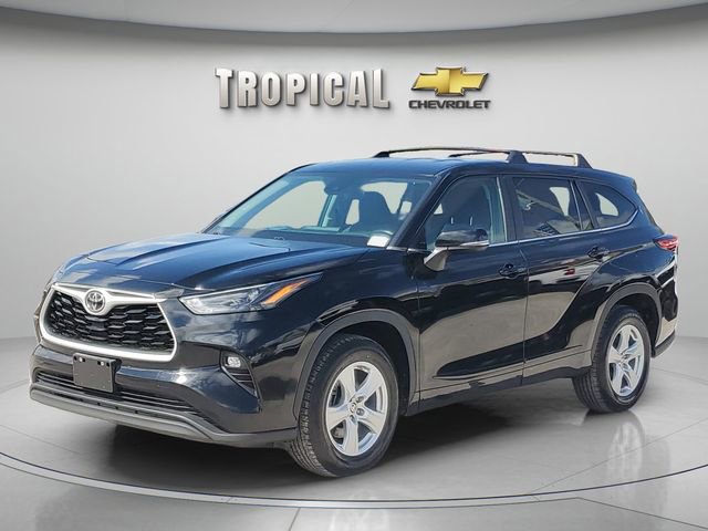 Used 2023 Toyota Highlander LE FWD image 1