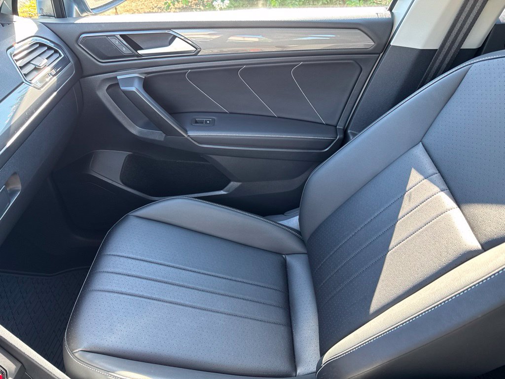 Used 2024 Volkswagen Tiguan SE w/ Panoramic Sunroof Package FWD image 21