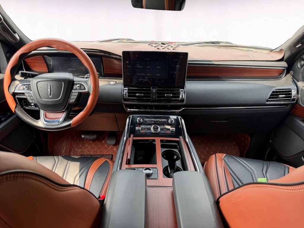 Used 2023 Lincoln Navigator 4WD image 10