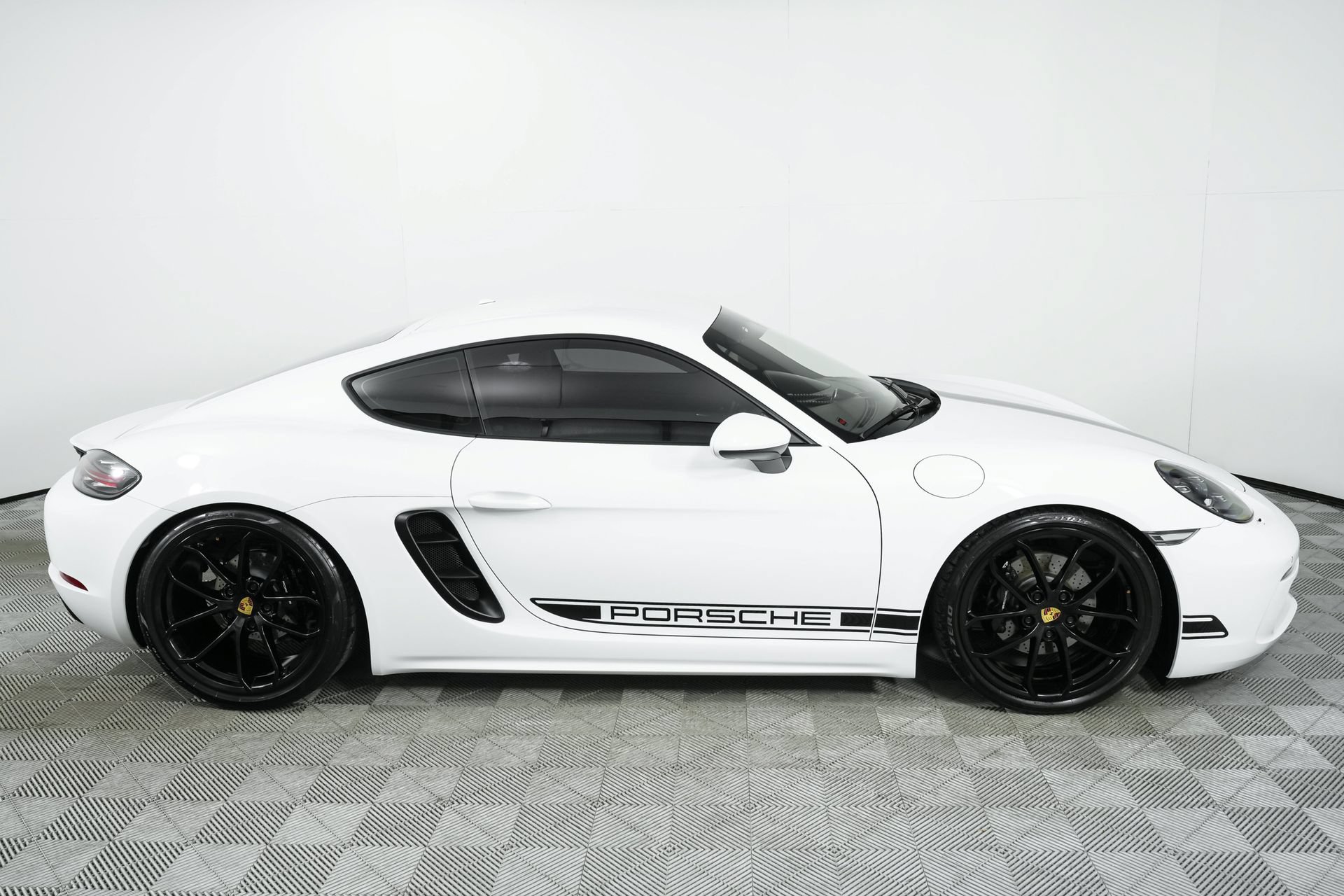 Used 2025 Porsche 718 Cayman RWD image 31