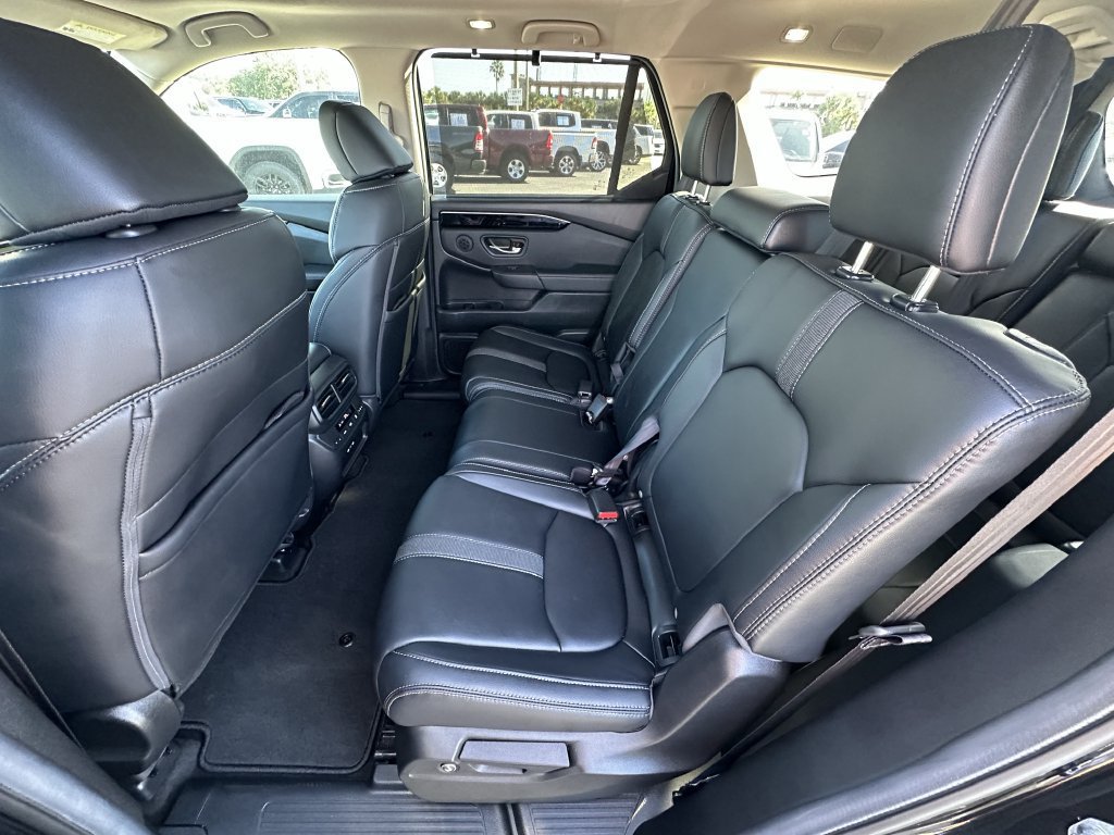 Used 2025 Honda Pilot Touring image 19