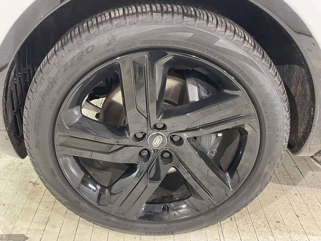 Used 2025 Land Rover Discovery Dynamic SE image 13