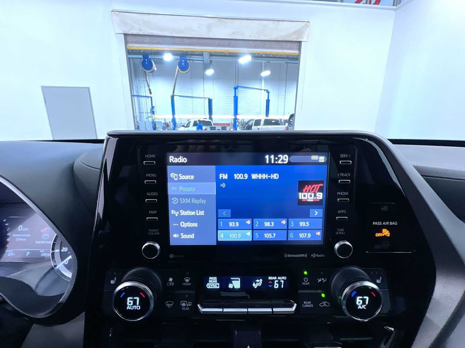 Used 2022 Toyota Highlander XLE AWD/4WD image 26