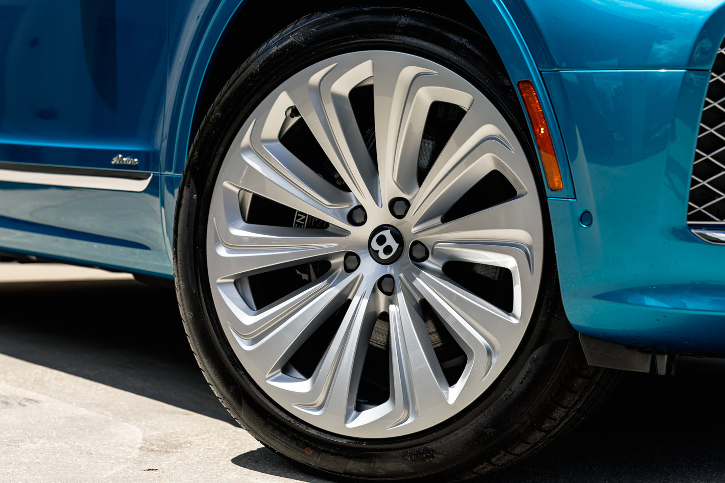 New 2025 Bentley Bentayga Extended Wheelbase image 2