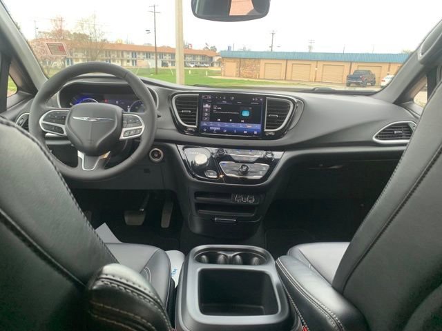 Used 2025 Chrysler Pacifica Select image 24