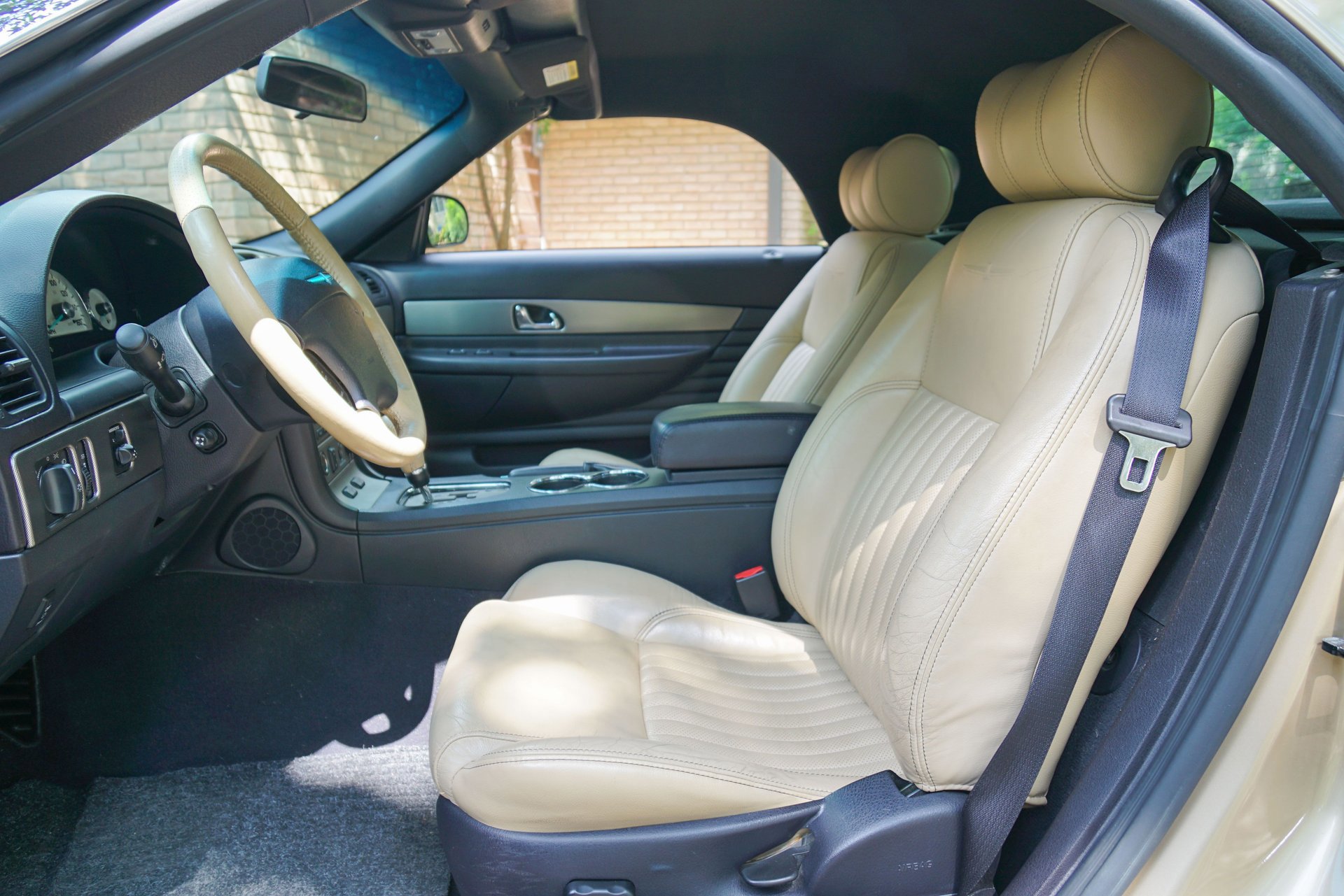 Used 2005 Ford Thunderbird 50th Anniversary RWD image 25