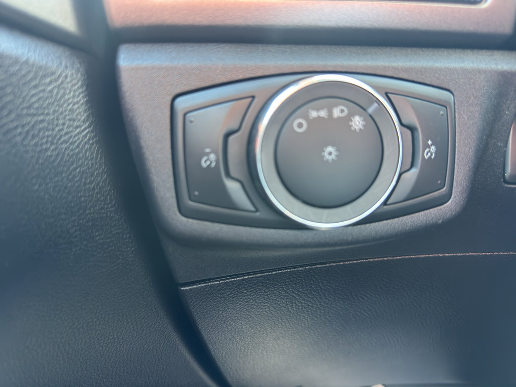 Used 2020 Ford Fusion SE image 27