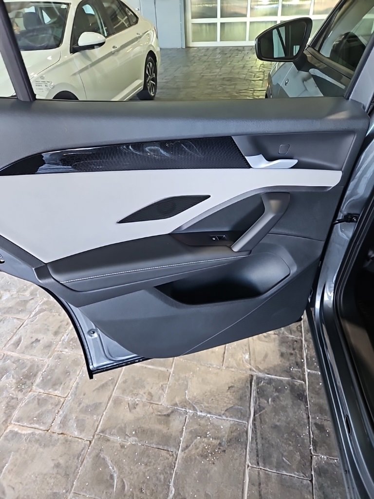 New 2026 Volkswagen Tiguan SE R-Line image 21