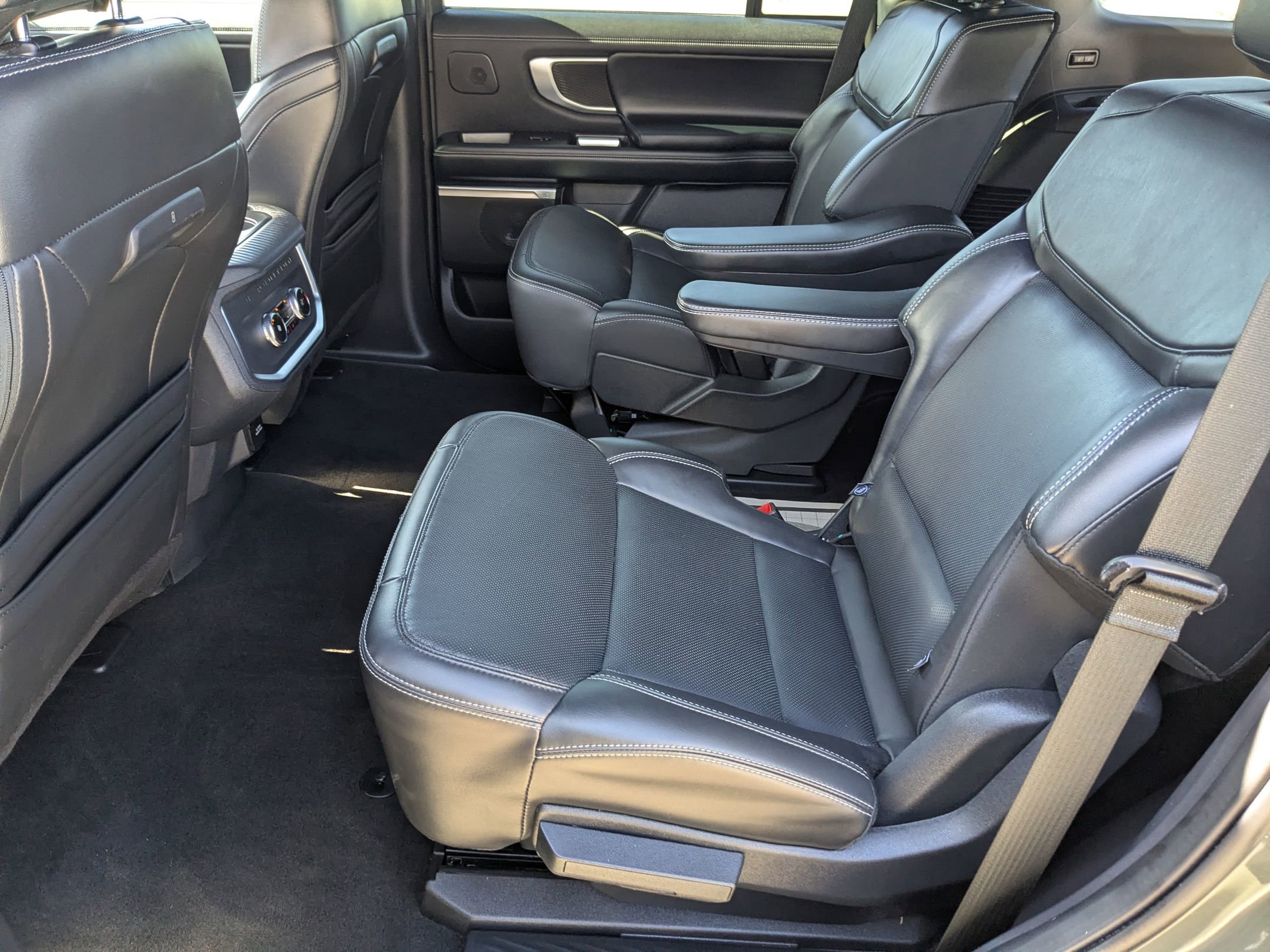 Certified 2025 Ford Expedition Platinum w/ Stealth Performance Package image 32