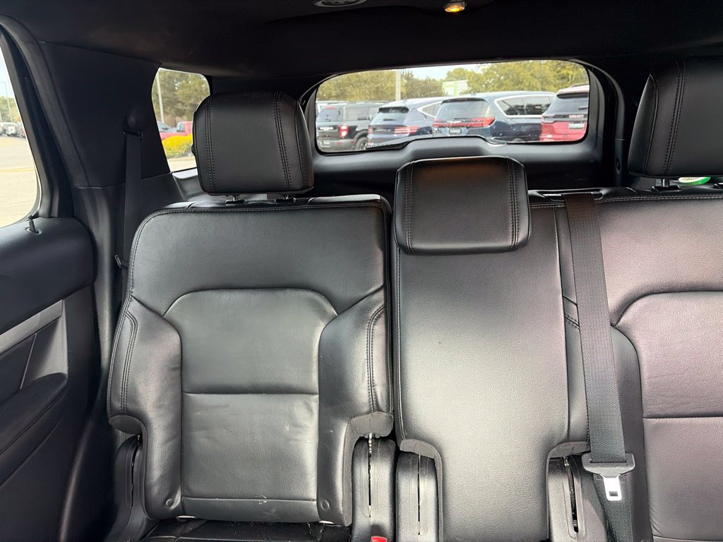 Used 2017 Ford Explorer XLT w/ Equipment Group 202A AWD/4WD image 18