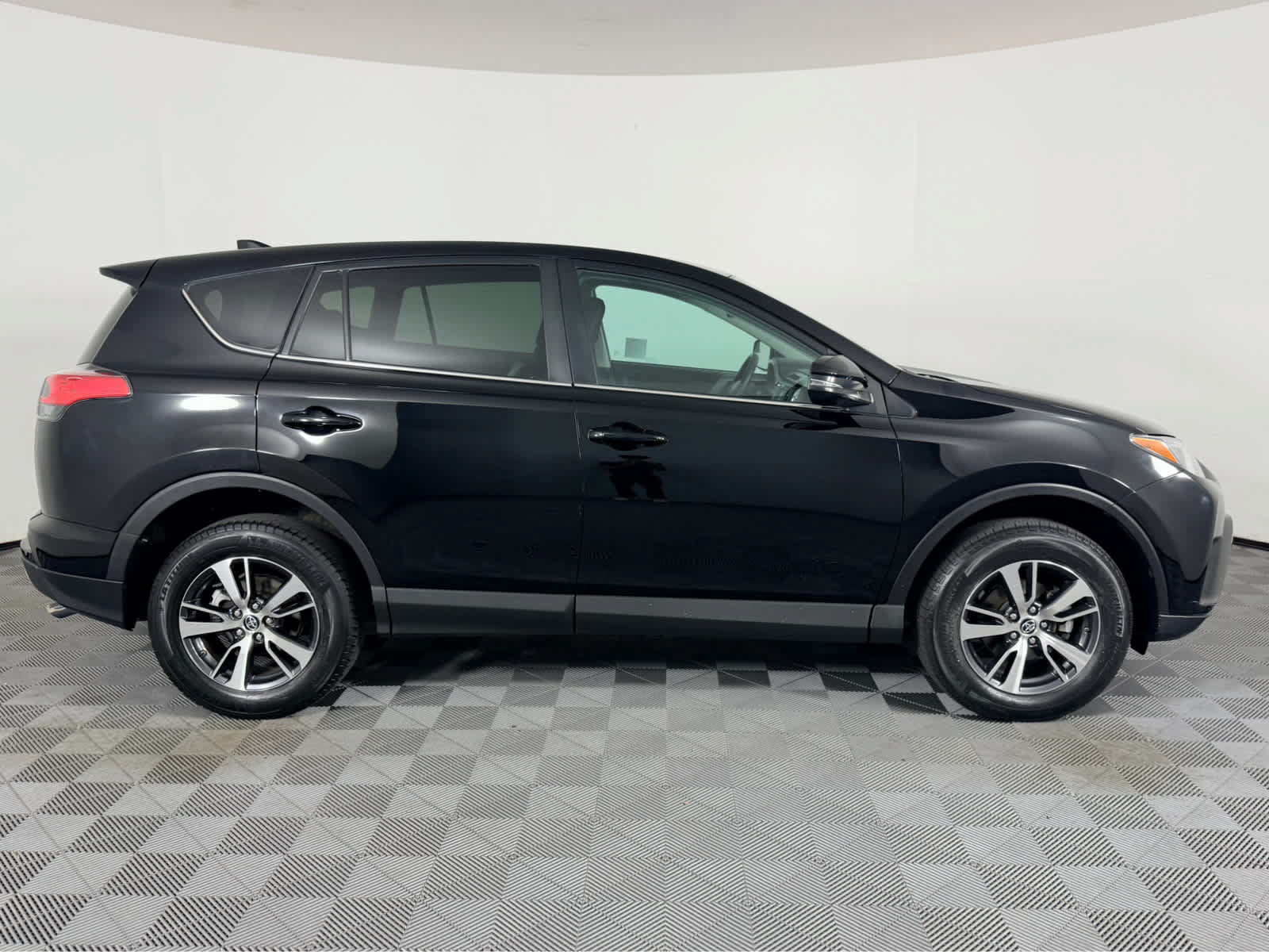 Used 2018 Toyota RAV4 XLE FWD image 2