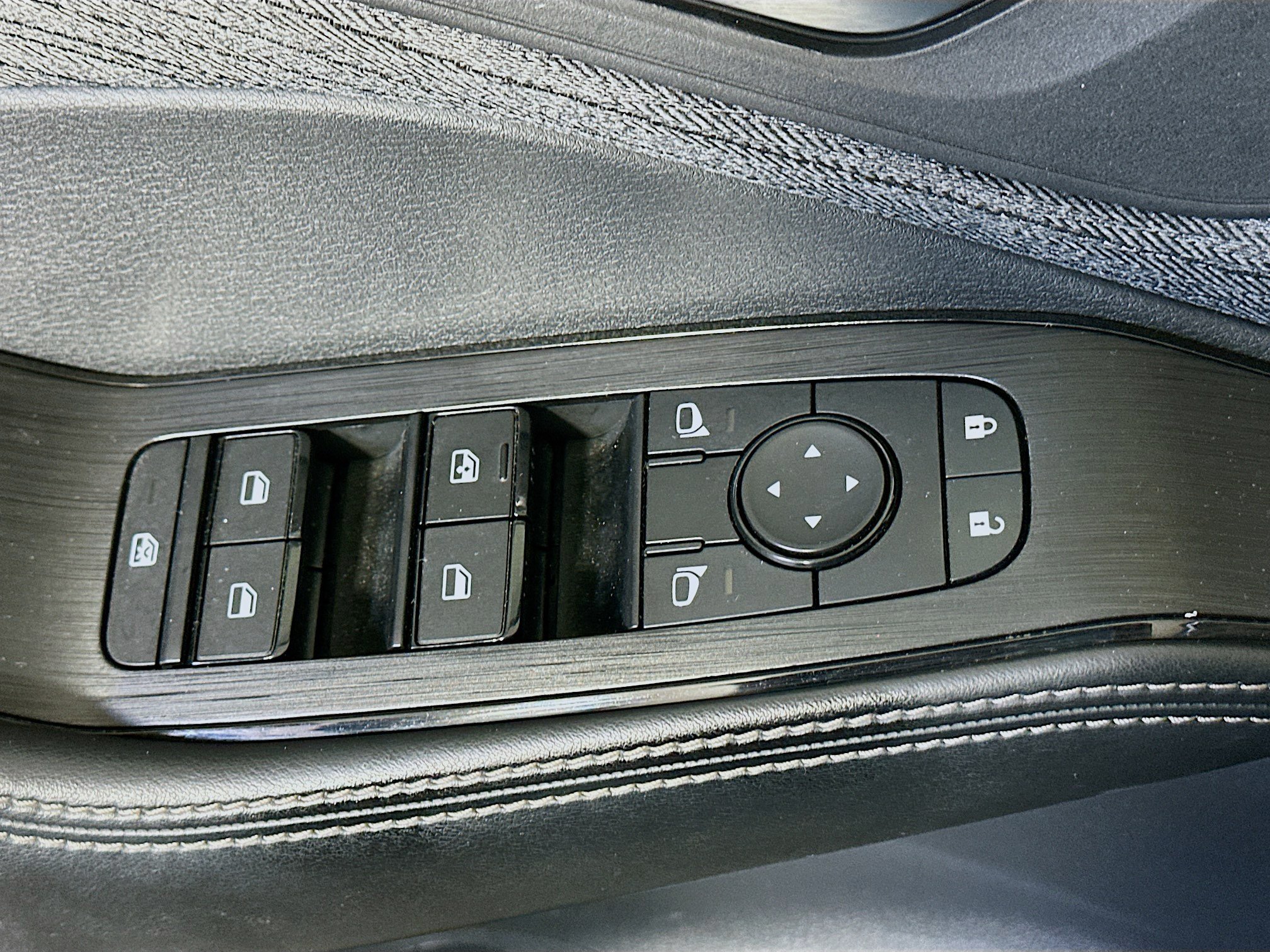 Used 2023 Nissan Rogue SV AWD/4WD image 15