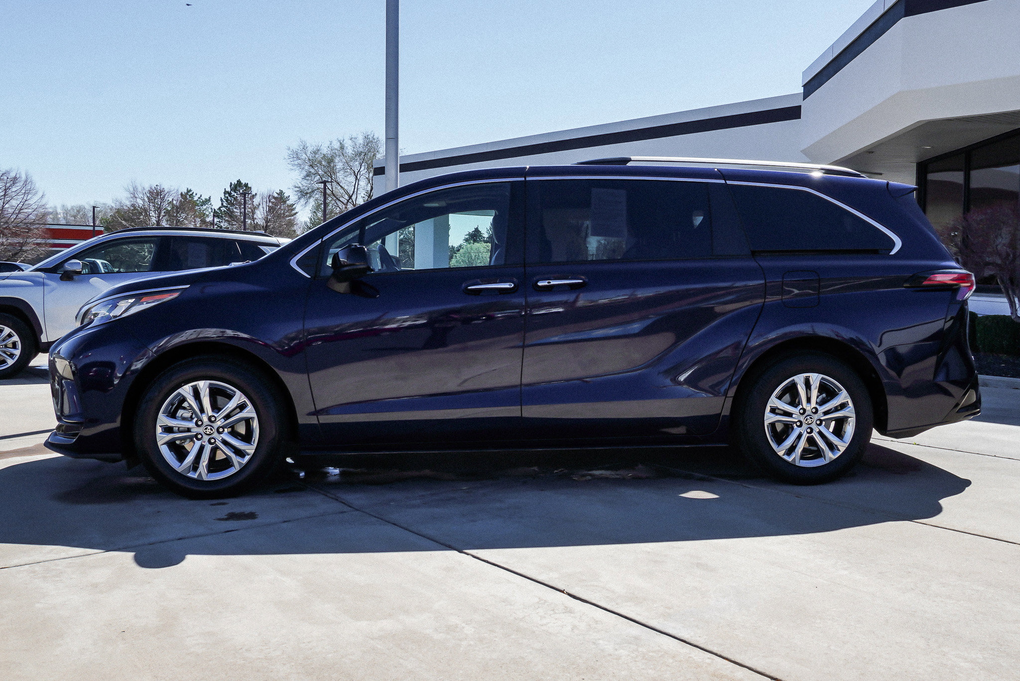 Used 2023 Toyota Sienna XSE image 5