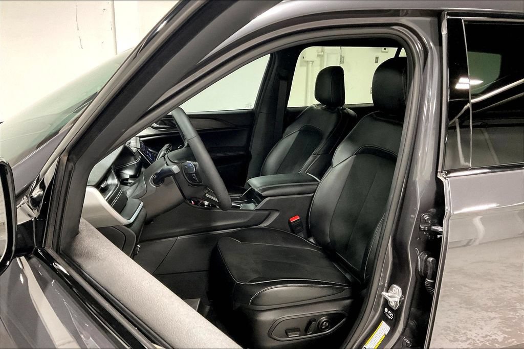 Used 2025 Jeep Grand Cherokee L Altitude AWD/4WD image 32