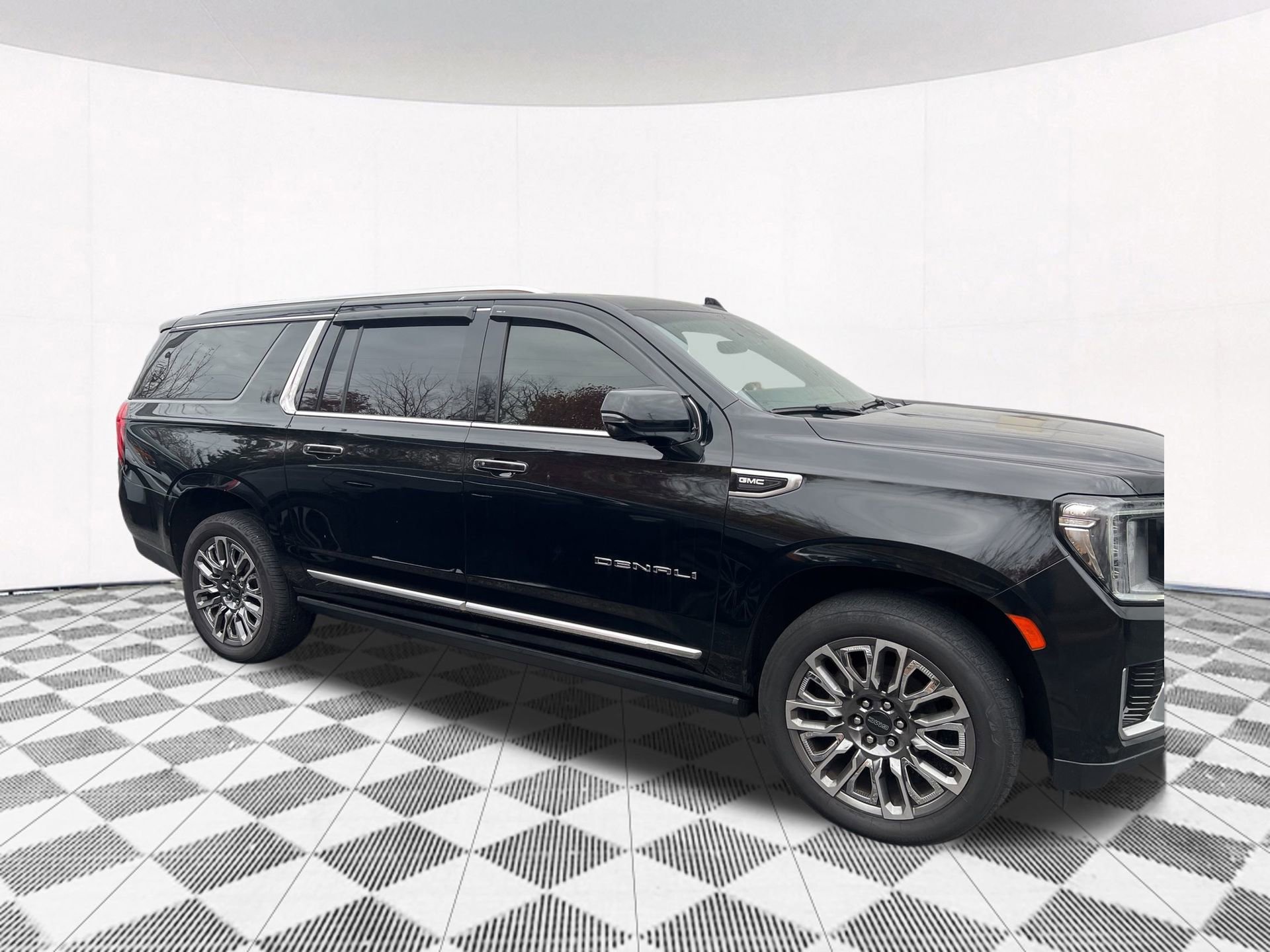 Used 2021 GMC Yukon XL Denali w/ Denali Premium Package image 6