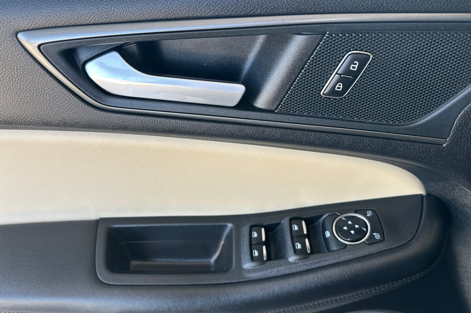 Used 2024 Ford Edge SE image 11