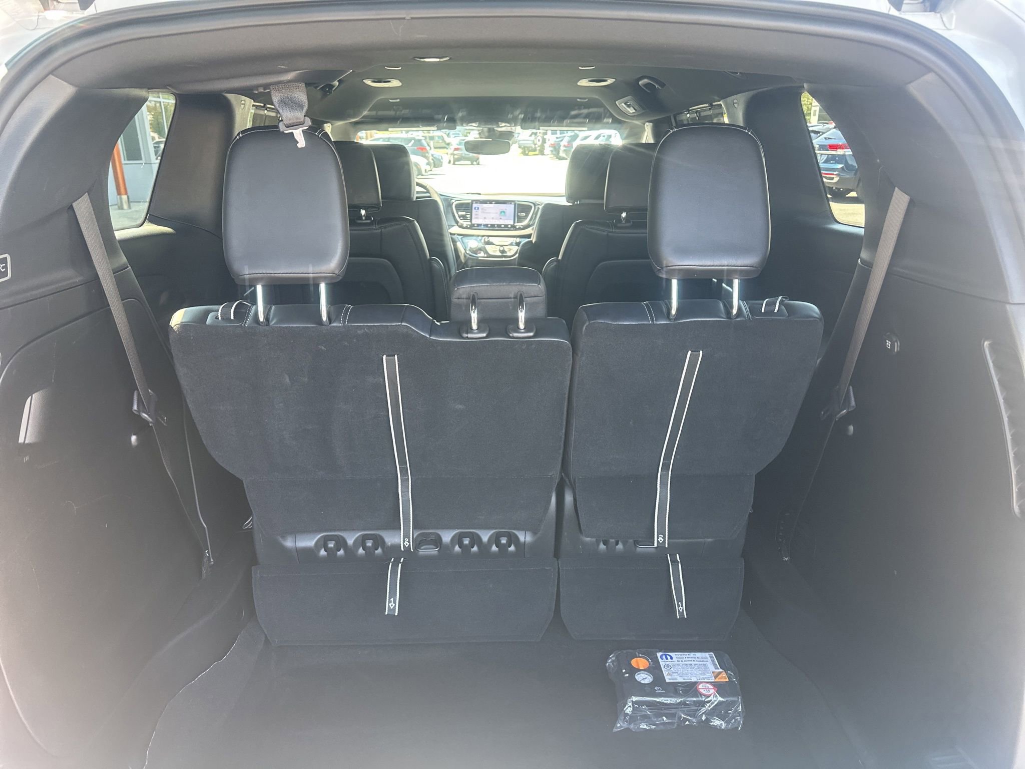 Used 2025 Chrysler Pacifica Select image 16