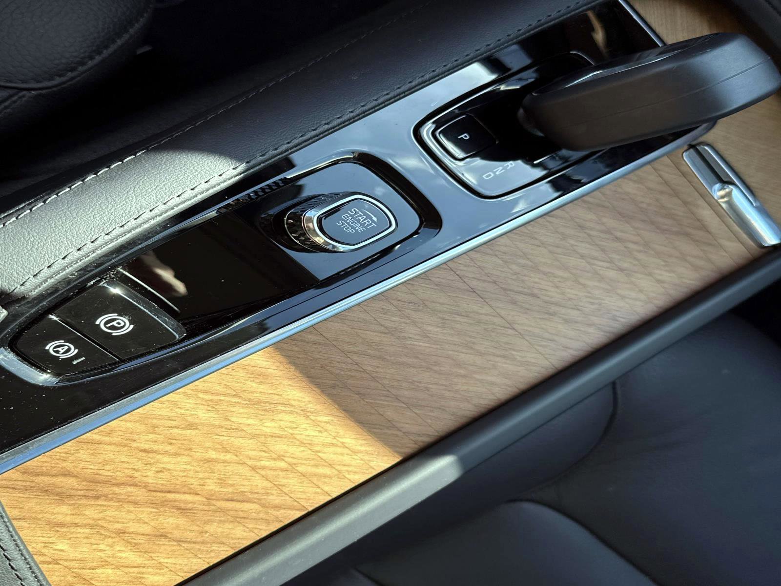 Certified 2024 Volvo XC90 T8 Plus w/ Protection Package Premier image 22