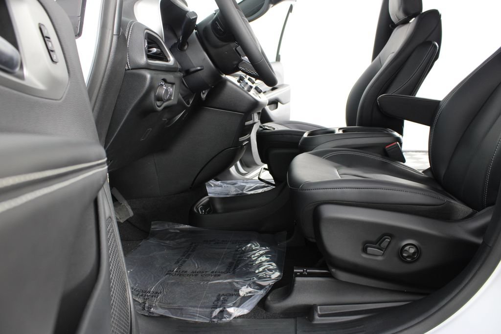 New 2027 Chrysler Pacifica Select FWD image 16