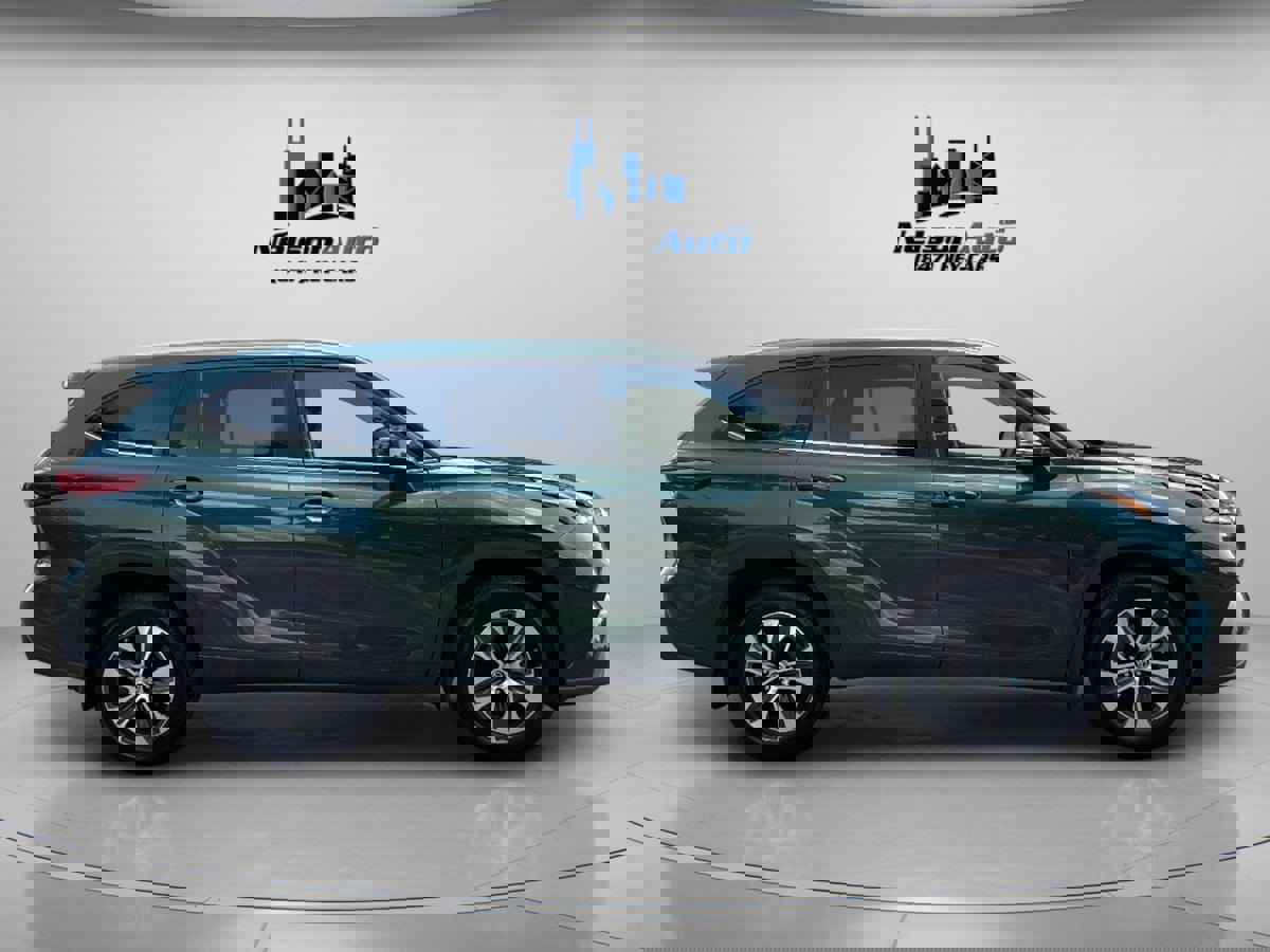 Used 2023 Toyota Highlander XLE image 3
