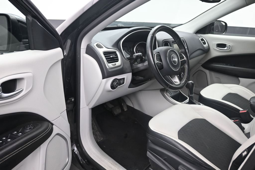 Used 2018 Jeep Compass Latitude FWD image 10